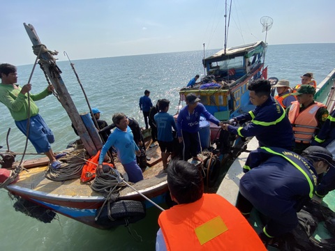 Thuyền đánh cá chìm ngoài khơi biển Cần Giờ, một người chết - Ảnh 1. Thuyền đánh cá chìm ngoài khơi biển Cần Giờ, một người chết - Ảnh 1.