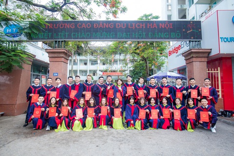 Trường cao đẳng Du lịch Hà Nội tuyển sinh hơn 3.000 chỉ tiêu năm 2023 - Ảnh 1. Các em sinh viên Trường Cao đẳng Du lịch Hà Nội nhận bằng tại lễ tốt nghiệp.