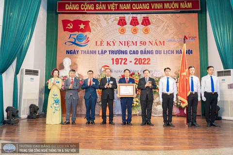 Trường cao đẳng Du lịch Hà Nội tuyển sinh hơn 3.000 chỉ tiêu năm 2023 - Ảnh 2. tập thể trường cao đẳng du lịch hà nội nhận huân chương lao động hạng nhất tại lễ kỷ niệm 50 năm ngày thành lập trường