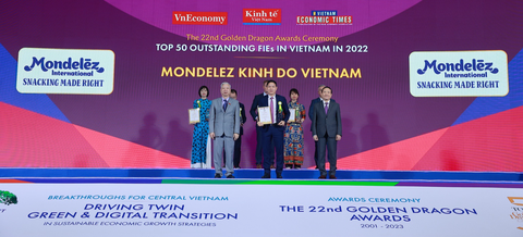 Mondelez Kinh Đô thuộc top 50 doanh nghiệp đầu tư nước ngoài tại Việt Nam - Ảnh 1. Ông Bùi Khánh Nguyên (giữa) - giám Đốc Đối Ngoại công ty Mondelez Kinh Đô Việt Nam - nhận giải thưởng Rồng Vàng năm 2023