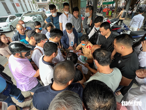 Miễn đăng kiểm xe mới: Chủ xe vẫn phải xếp hàng từ sáng đến trưa lấy phiếu hẹn - Ảnh 1. Miễn đăng kiểm xe mới: Chủ xe vẫn phải xếp hàng từ sáng đến trưa lấy phiếu hẹn - Ảnh 1.
