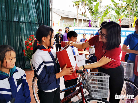 Bà Nguyễn Thị Sơn - phó giám đốc Agribank Phú Nhuận - Ảnh: VŨ TUẤN Bà Nguyễn Thị Sơn - phó giám đốc Agribank Phú Nhuận trao học bổng cho các học sinh Cao Bằng - Ảnh: VŨ TUẤN