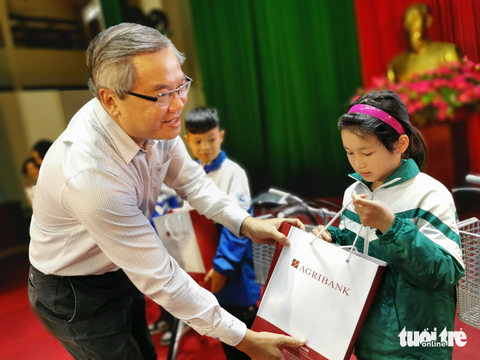 Phó tổng biên tập Báo Tuổi Trẻ Đinh Mình Trung trao học bổng - Ảnh: VŨ TUẤN Phó tổng biên tập Báo Tuổi Trẻ Đinh Mình Trung trao học bổng - Ảnh: VŨ TUẤN