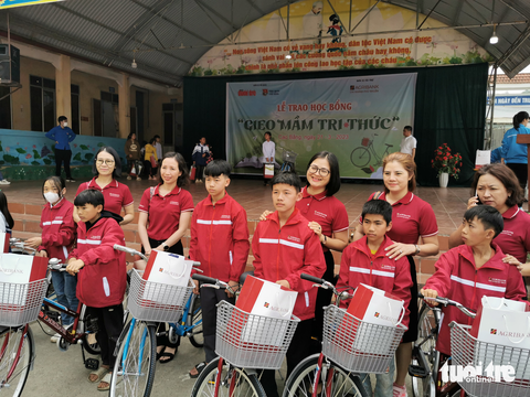 'Gieo mầm tri thức' đến với trẻ nghèo Cao Bằng - Ảnh 4. Các học sinh được nhận xe đạp đều có hoàn cảnh khó khăn nhưng luôn nỗ lực vươn lên - Ảnh: VŨ TUẤN