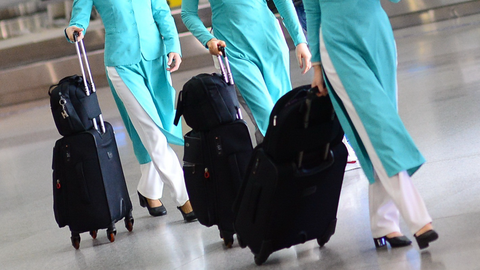 Tiếp viên hàng không xách tay hàng hóa: Đừng để cái sảy nảy cái ung - Ảnh 1. Tiếp viên hàng không xách tay hàng hóa: Đừng để cái sảy nảy cái ung - Ảnh 1.