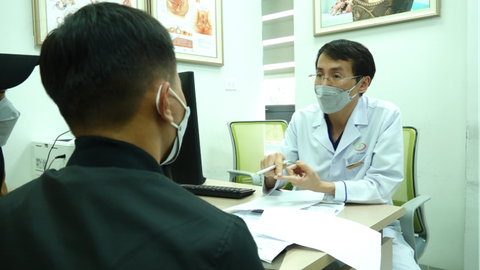 Nữ mắc quai bị, vô sinh như nam - Ảnh 1. BS Đinh Hữu Việt thăm khám cho một bệnh nhân - Ảnh: DƯƠNG LIỄU