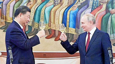 Nga - Trung hình thành quan hệ đối tác chiến lược - Ảnh 1. Tổng thống Nga Vladimir Putin (phải) và Chủ tịch Trung Quốc Tập Cận Bình cùng nâng ly trong buổi tiệc chiêu đãi tại Điện Kremlin ở Matxcơva (Nga) vào ngày 21-3 - Ảnh: Reuters