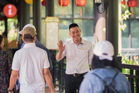 Chất lượng dịch vụ mới níu chân du khách - Ảnh 1. Cán bộ nhân viên Sun World luôn cười tươi chào đón du khách mọi nơi