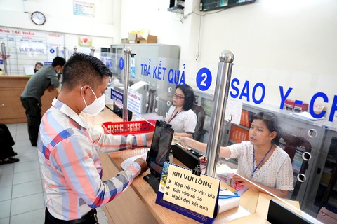 Chấn chỉnh đạo đức công vụ - Ảnh 1. Người dân đến làm các thủ tục hành chính tại quận 10, TP.HCM - Ảnh: HỮU HẠNH