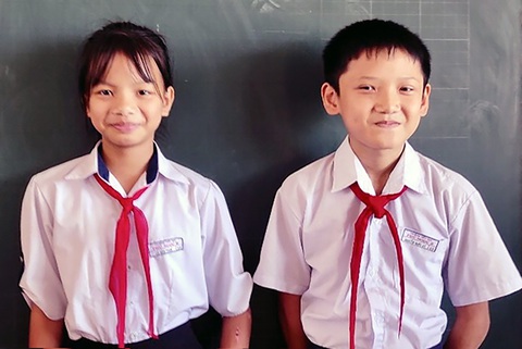 Khen thưởng đột xuất hai học sinh lớp 5 trả lại người đánh rơi hàng trăm triệu đồng - Ảnh 3. Khen thưởng đột xuất hai học sinh lớp 5 trả lại người đánh rơi hàng trăm triệu đồng - Ảnh 3.