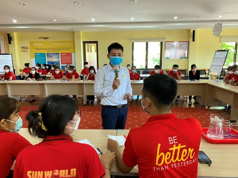Chất lượng dịch vụ mới níu chân du khách - Ảnh 3. Lớp đào tạo nâng cao chất lượng dịch vụ "Từ tâm" cho cán bộ nhân viên Sun World