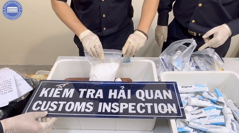 Công an TP.HCM: Ma túy xách tay trên máy bay ngày càng tinh vi, tín dụng đen ngày càng phức tạp - Ảnh 1. Công an TP.HCM: Ma túy xách tay trên máy bay ngày càng tinh vi, tín dụng đen ngày càng phức tạp - Ảnh 1.