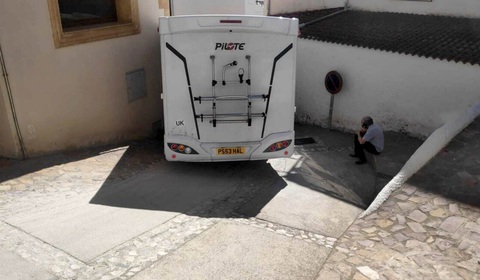 Phớt lờ biển báo, motorhome to kẹt trong ngõ nhỏ, hỏng cả chuyến phượt - Ảnh 2. Phớt lờ biển báo, motorhome to kẹt trong ngõ nhỏ, hỏng cả chuyến phượt - Ảnh 2.