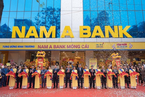 Ngân hàng triển khai ‘chiến lược kép’ để đẩy mạnh bán lẻ - Ảnh 2. Ngân hàng triển khai ‘chiến lược kép’ để đẩy mạnh bán lẻ - Ảnh 2.
