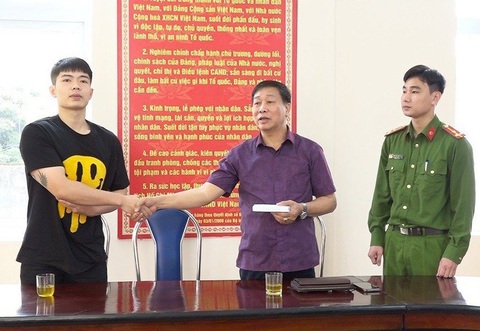 Trả lại 99,5 triệu đồng cho người ‘đánh rơi’ tại cây ATM - Ảnh 1. Trả lại 99,5 triệu đồng cho người ‘đánh rơi’ tại cây ATM - Ảnh 1.