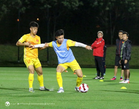 HLV Troussier sẵn sàng cho cầu thủ U23 Việt Nam đá trái vị trí sở trường - Ảnh 1. HLV Troussier sẵn sàng cho cầu thủ U23 Việt Nam đá trái vị trí sở trường - Ảnh 1.