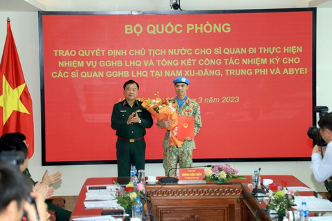 Trao quyết định cho sĩ quan công binh đi gìn giữ hòa bình ở Trung Phi - Ảnh 1. Trao quyết định cho sĩ quan công binh đi gìn giữ hòa bình ở Trung Phi - Ảnh 1.