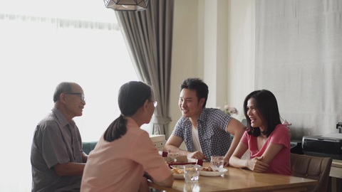 Thuê bạn gái tiền triệu mỗi ngày để che mắt gia đình - Ảnh 3. Thuê bạn gái tiền triệu mỗi ngày để che mắt gia đình - Ảnh 3.
