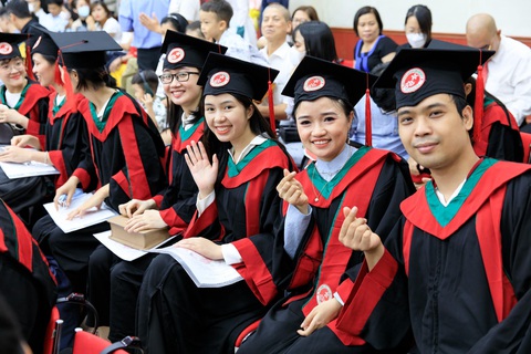 Trường Đại học Việt Nhật tuyển sinh 450 sinh viên năm 2023 - Ảnh 1. Sinh viên trường Đại học Việt Nhật trong lễ tốt nghiệp.