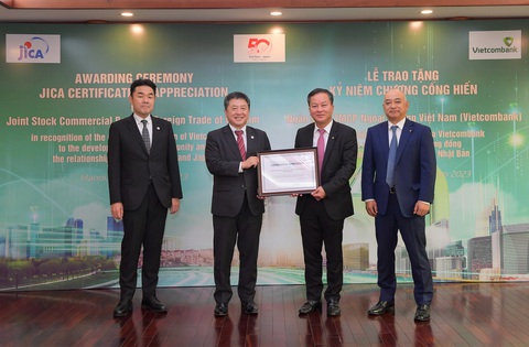 JICA trao tặng kỷ niệm chương cống hiến cho Vietcombank - Ảnh 1. JICA trao tặng kỷ niệm chương cống hiến cho Vietcombank - Ảnh 1.