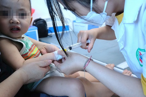 Xuất hiện nhiều ổ thủy đậu ở Hà Nội - Ảnh 1. Tiêm vắc xin phòng bệnh thủy đậu cho trẻ em từ 12 tháng tuổi trở lên là biện pháp phòng bệnh hiệu quả + Ảnh: NAM TRẦN