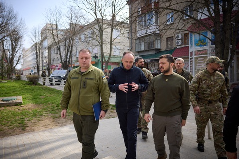 Tổng thống Ukraine thăm Kherson: Chúng ta sẽ xây dựng lại tất cả - Ảnh 1. Tổng thống Ukraine thăm Kherson: Chúng ta sẽ xây dựng lại tất cả - Ảnh 1.