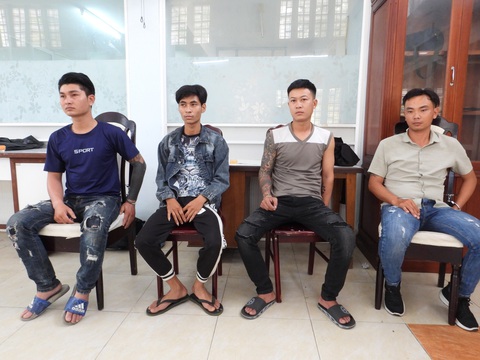 Triệt phá hai đường dây cho vay nặng lãi, ‘khủng bố’ con nợ bằng chất bẩn, keo 502… - Ảnh 2. Những người trong đường dây cho vay nặng lãi tại cơ quan công an - Ảnh: H.B.