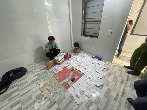 Triệt phá hai đường dây cho vay nặng lãi, ‘khủng bố’ con nợ bằng chất bẩn, keo 502… - Ảnh 3. Giấy tờ, hồ sơ của những người vay tiền mà cơ quan công an phát hiện, thu giữ để phục vụ công tác điều tra - Ảnh: H.B.