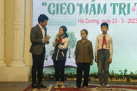 Trao học bổng Gieo mầm tri thức cho 200 học trò nghèo Hải Dương - Ảnh 2. Trao học bổng Gieo mầm tri thức cho 200 học trò nghèo Hải Dương - Ảnh 2.
