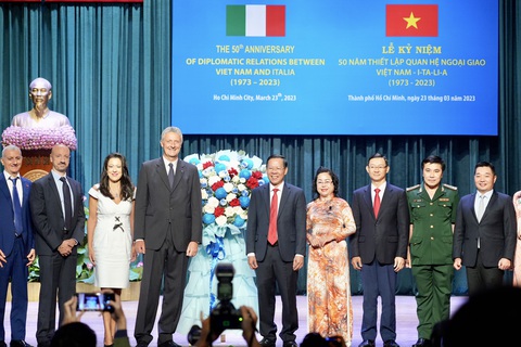 Chủ tịch TP.HCM Phan Văn Mãi kể về con tàu Ý giúp đỡ Việt Nam năm 1973 - Ảnh 4. Chủ tịch TP.HCM Phan Văn Mãi kể về con tàu Ý giúp đỡ Việt Nam năm 1973 - Ảnh 4.