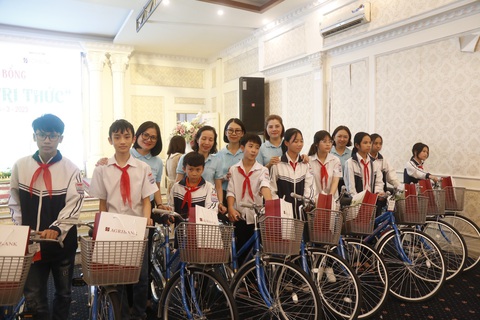 Trao học bổng Gieo mầm tri thức cho 200 học trò nghèo Hải Dương - Ảnh 1. Trao học bổng Gieo mầm tri thức cho 200 học trò nghèo Hải Dương - Ảnh 1.