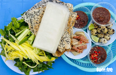 Nghe mùi bánh tráng mắm ruốc bồi hồi nhớ quê - Ảnh 4. Nghe mùi bánh tráng mắm ruốc bồi hồi nhớ quê - Ảnh 4.
