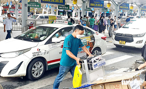 Khách đi taxi sân bay gánh thêm phí - Ảnh 1. Ngoài chi phí sắp tăng, hành khách đi taxi ra vào sân bay chịu phí 10.000 đồng/lượt thu phí ô tô từ sân bay - Ảnh: C.TRUNG