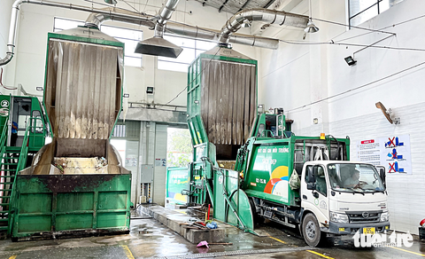 Thu thêm tiền vận chuyển rác, mong sớm hết nhếch nhác - Ảnh 1. Nhiều quận huyện TP.HCM thu thêm tiền vận chuyển rác. Ảnh trạm ép rác khép kín An Phú Đông (quận 12, TP.HCM) - Ảnh: CHÂU TUẤN