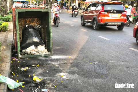 Ngán ngẩm với xe thu rác cũ bốc mùi, nước rỉ xuống đường phố - Ảnh 4. Ngán ngẩm với xe thu rác cũ bốc mùi, nước rỉ xuống đường phố - Ảnh 4.