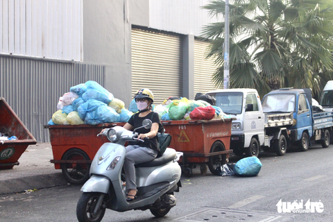 Ngán ngẩm với xe thu rác cũ bốc mùi, nước rỉ xuống đường phố - Ảnh 6. Ngán ngẩm với xe thu rác cũ bốc mùi, nước rỉ xuống đường phố - Ảnh 6.