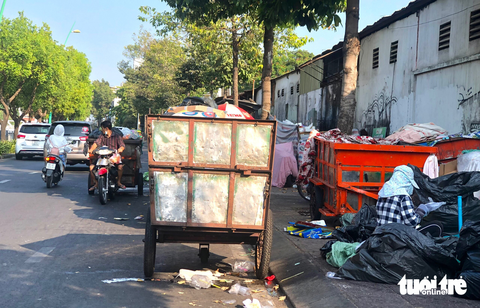 Ngán ngẩm với xe thu rác cũ bốc mùi, nước rỉ xuống đường phố - Ảnh 7. Ngán ngẩm với xe thu rác cũ bốc mùi, nước rỉ xuống đường phố - Ảnh 7.