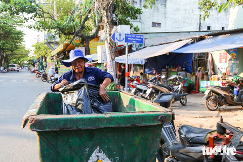 Ngán ngẩm với xe thu rác cũ bốc mùi, nước rỉ xuống đường phố - Ảnh 8. Ngán ngẩm với xe thu rác cũ bốc mùi, nước rỉ xuống đường phố - Ảnh 8.