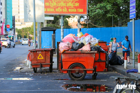 Ngán ngẩm với xe thu rác cũ bốc mùi, nước rỉ xuống đường phố - Ảnh 9. Ngán ngẩm với xe thu rác cũ bốc mùi, nước rỉ xuống đường phố - Ảnh 9.