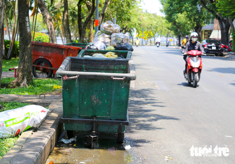 Ngán ngẩm với xe thu rác cũ bốc mùi, nước rỉ xuống đường phố - Ảnh 10. Ngán ngẩm với xe thu rác cũ bốc mùi, nước rỉ xuống đường phố - Ảnh 10.