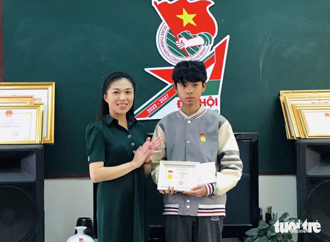 Thiếu niên 17 tuổi cứu 2 người trong xe hơi rớt xuống hồ Xuân Hương - Ảnh 1. Thiếu niên 17 tuổi cứu 2 người trong xe hơi rớt xuống hồ Xuân Hương - Ảnh 1.