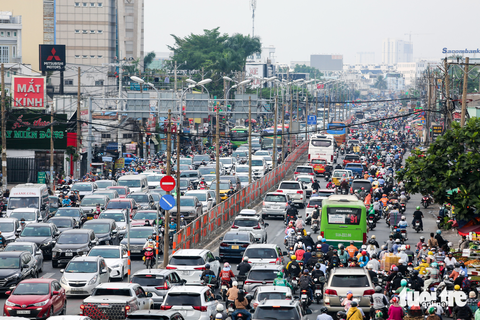 Phát sinh 6 điểm ùn tắc mới, TP.HCM lên phương án khắc phục - Ảnh 3. Tại đường Xô Viết Nghệ Tĩnh (ngã tư Hàng Xanh) và trên quốc lộ 13 (TP Thủ Đức) cũng là tuyến đường thường xuyên xảy ra tình trạng ùn ứ giao thông, đặc biệt mỗi khi có đoàn tàu Bắc - Nam chạy ngang qua - Ảnh: CHÂU TUẤN