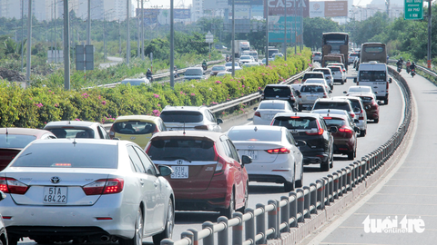 Phát sinh 6 điểm ùn tắc mới, TP.HCM lên phương án khắc phục - Ảnh 8. Ban An toàn giao thông TP.HCM cho biết cao tốc TP.HCM - Long Thành - Dầu Giây cũng diễn ra tình trạng ùn ứ vào giờ cao điểm, cần nhanh chóng khắc phục - Ảnh: THU DUNG