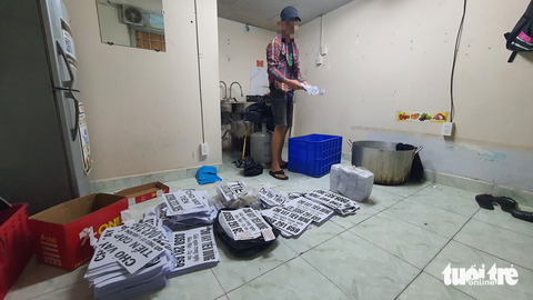 Hai thanh niên bị công an bắt gỡ hàng ngàn tờ rơi 'tín dụng đen' do mình dán cột điện, tường nhà - Ảnh 4. Hằng ngày, hai thanh niên nấu hồ dán rồi sau đó mang hàng ngàn tờ rơi đi dán khắp đường phố - Ảnh: MINH HÒA