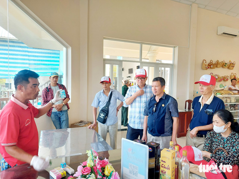 Rắn hổ mang chúa dài 4m, nặng 17kg hút khách ở Phú Quốc - Ảnh 6. Rắn hổ mang chúa dài 4m, nặng 17kg hút khách ở Phú Quốc - Ảnh 6.