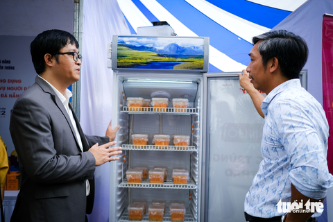 Hai người trẻ và 'ván cược' bình dân đông trùng hạ thảo - Ảnh 5. Tiến sĩ Nguyễn Thành Trung giới thiệu mô hình tủ nuôi đông trùng hạ thảo do công ty sáng chế - Ảnh: TẤN LỰC