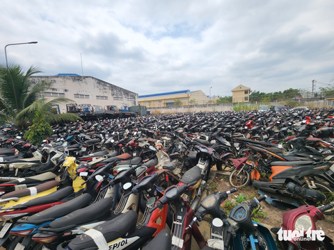 Xe tạm giữ chồng chất, dầm mưa dãi nắng ở kho bãi lớn nhất của CSGT TP.HCM - Ảnh 1. Xe tạm giữ chồng chất, dầm mưa dãi nắng ở kho bãi lớn nhất của CSGT TP.HCM - Ảnh 1.
