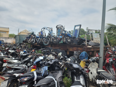 Xe tạm giữ chồng chất, dầm mưa dãi nắng ở kho bãi lớn nhất của CSGT TP.HCM - Ảnh 4. Xe tạm giữ chồng chất, dầm mưa dãi nắng ở kho bãi lớn nhất của CSGT TP.HCM - Ảnh 4.