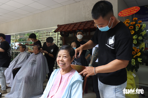 Ngày người bệnh vui khi điều trị tại Viện Y dược học dân tộc TP.HCM - Ảnh 2. Ngày người bệnh vui khi điều trị tại Viện Y dược học dân tộc TP.HCM - Ảnh 2.