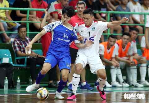 Trọng tài bị vây ở trận futsal siêu kinh điển Việt Nam - Ảnh 1. Trọng tài bị vây ở trận futsal siêu kinh điển Việt Nam - Ảnh 1.